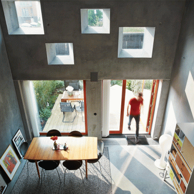Ett rum med högt i tak och kvadratiska fönster