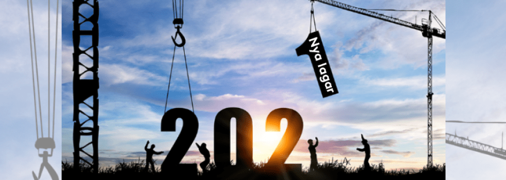 Lyftkranar och byggarbetare som placerar orden "Nya lagar 2021" på marken
