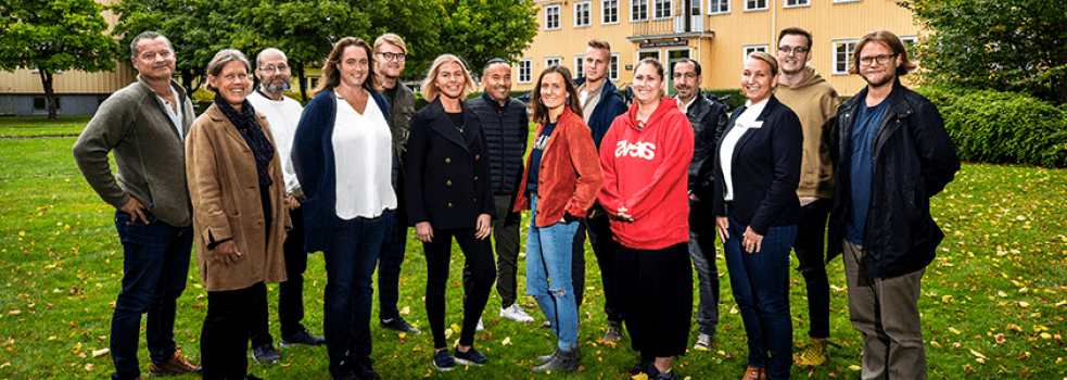 14 blivande glas- och metallingenjörer på en gräsmatta