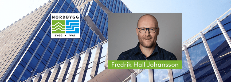 Fredrik Hall Johansson från Glascentrum framför en glasfasad