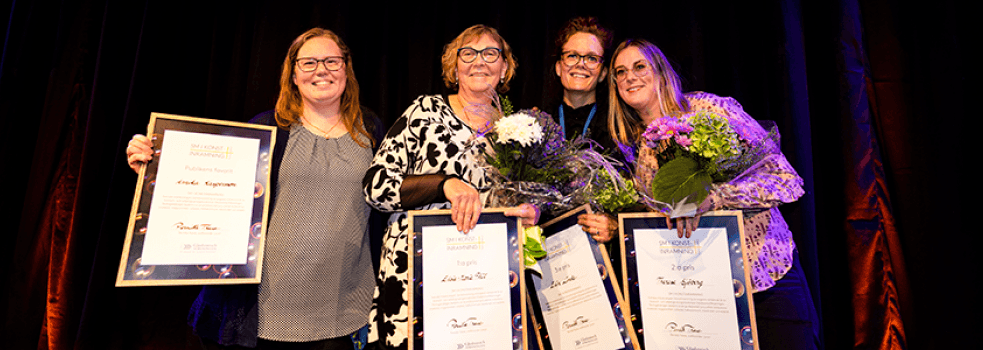 Vinnarna av SM i Konstinramning fotograferas på scenen på Glasgalan 2022