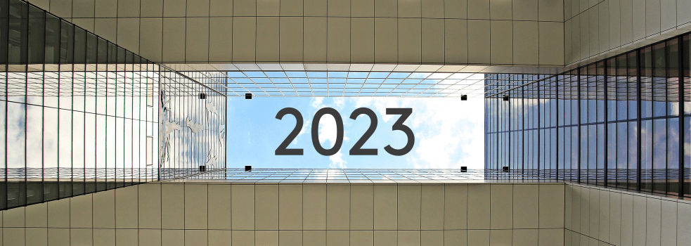 "2023" visas i ett hål av en byggnad mot bakgrund av blå himmeln