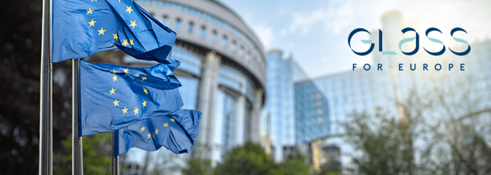 Europeiska unionens flagga vajar i vinden framför europaparlamentet i Bryssel