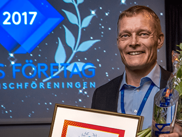Jan Lindholm, vd på Fasadglas Bäcklin AB, tar emot priset Årets Företag i Glasbranschen 2017