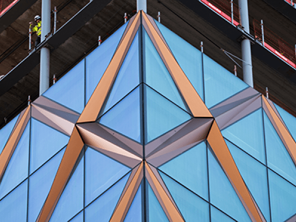 Närbild på installationen av glasfasaden till Kineum i Göteborg