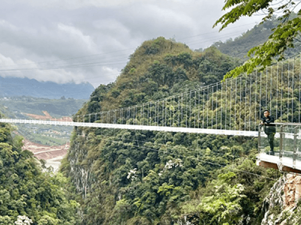 Dalgång med världens längsta glasbro