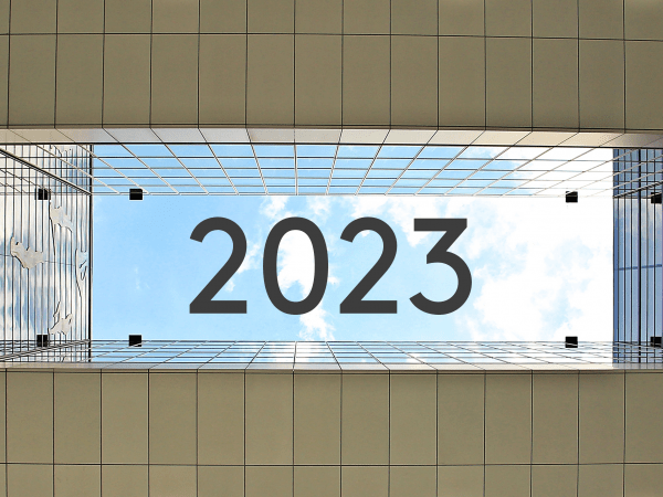 "2023" visas i ett hål av en byggnad mot bakgrund av blå himmeln 