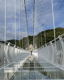 Bild på bro med glasgolv